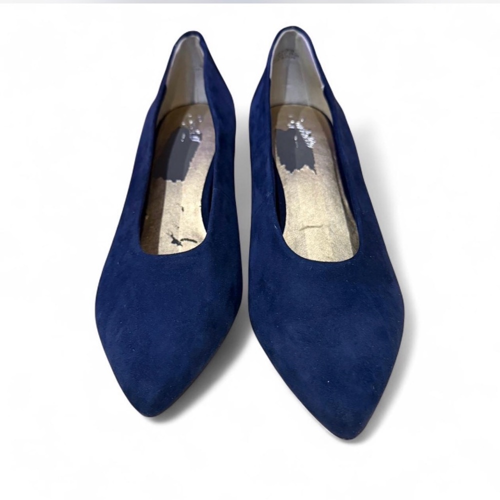 Navy blue suede block heel pumps. - Picture 2 of 7